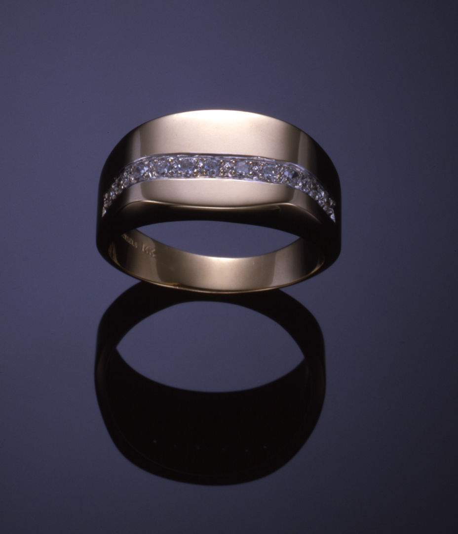 14KT yellow gold and diamond pavé gents ring
