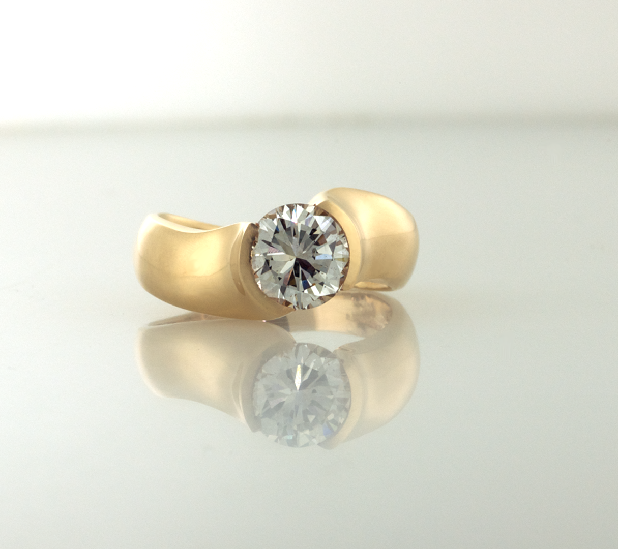 Diamonds and gold solitare contemporary ring