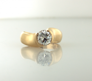 18KT yellow gold and diamond (1.00ct.) solitaire modern ring