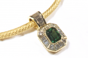 Emerald (4.00ct.) and diamond (4.25ct.) pendant in 18KT yellow gold