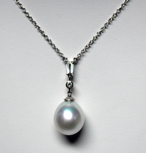 South Sea 15mm pearl platinum pendant with diamond accents.