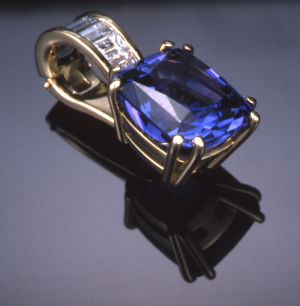 Tanzanite 4.50ct. and 1.20ct. diamond baguettes pendant in 18KT gold, close up